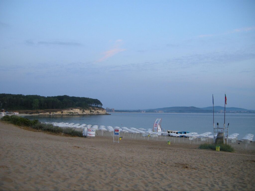 Плажна ивица с чадъри, изглед към морето
