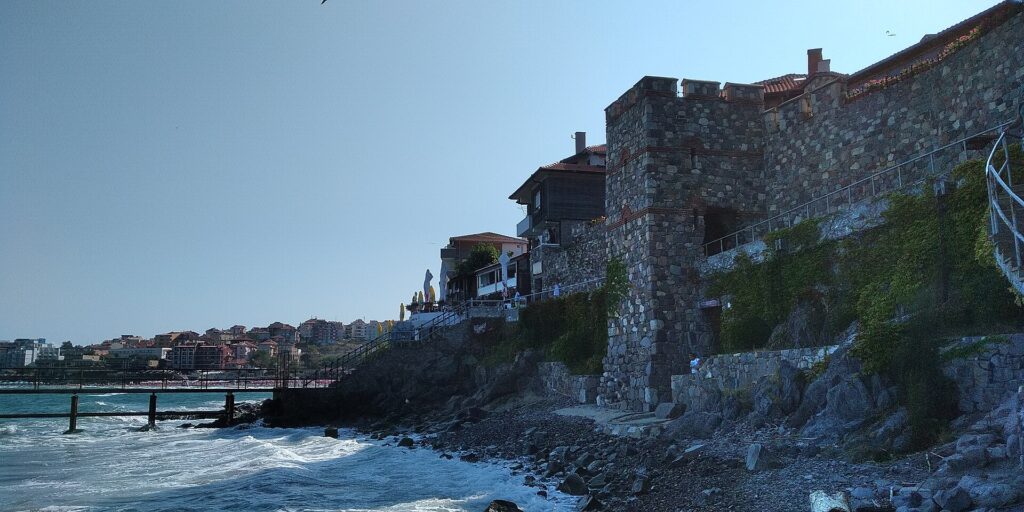 Крепостна каменна стена в Созопол, разположена край морето.