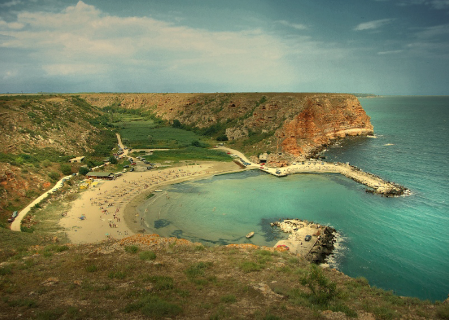 Море, плаж, тясна клисура и високи варовикови скали.