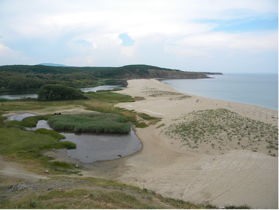 Море, устието на река и характерната пясъчна коса.